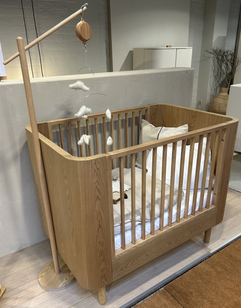 Dřevěný stojan na hračky ke Quax postýlce